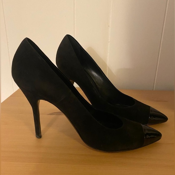 Yves Saint Laurent Suede Pumps in Black - Picture 2 of 8